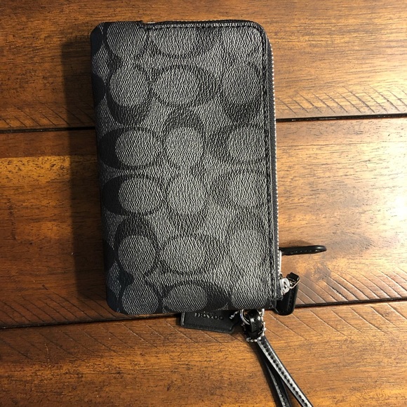 Coach Double Corner Wristlet - Picture 2 of 4